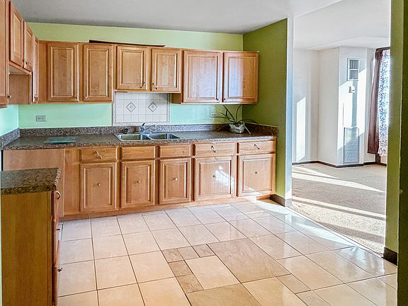 4th image of 4800 S Lake Park Ave #1206A