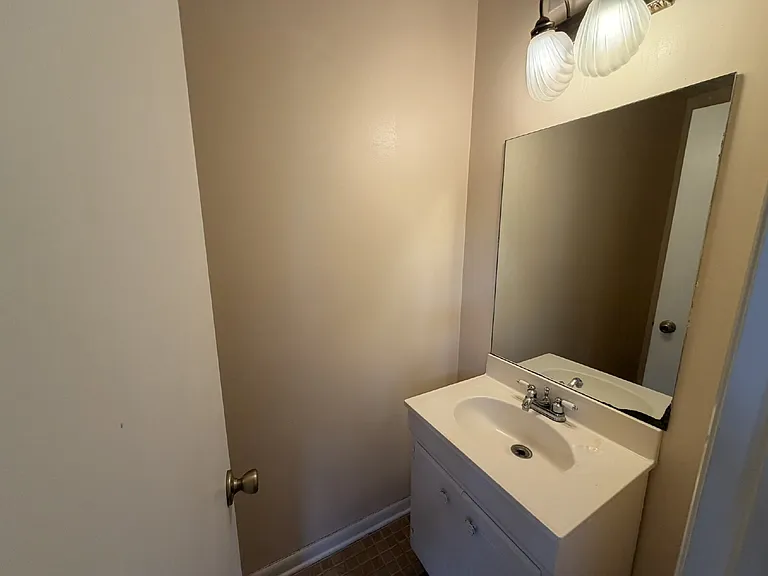 801 Kelly Dr — Photo 3
