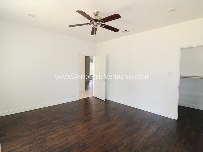 209 E Barron Ave — Photo 12