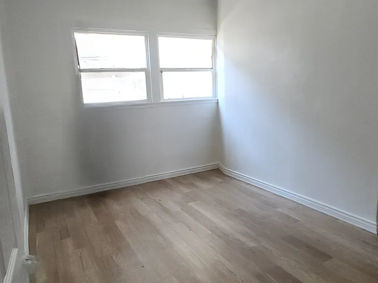 10420 S Broadway — Photo 6