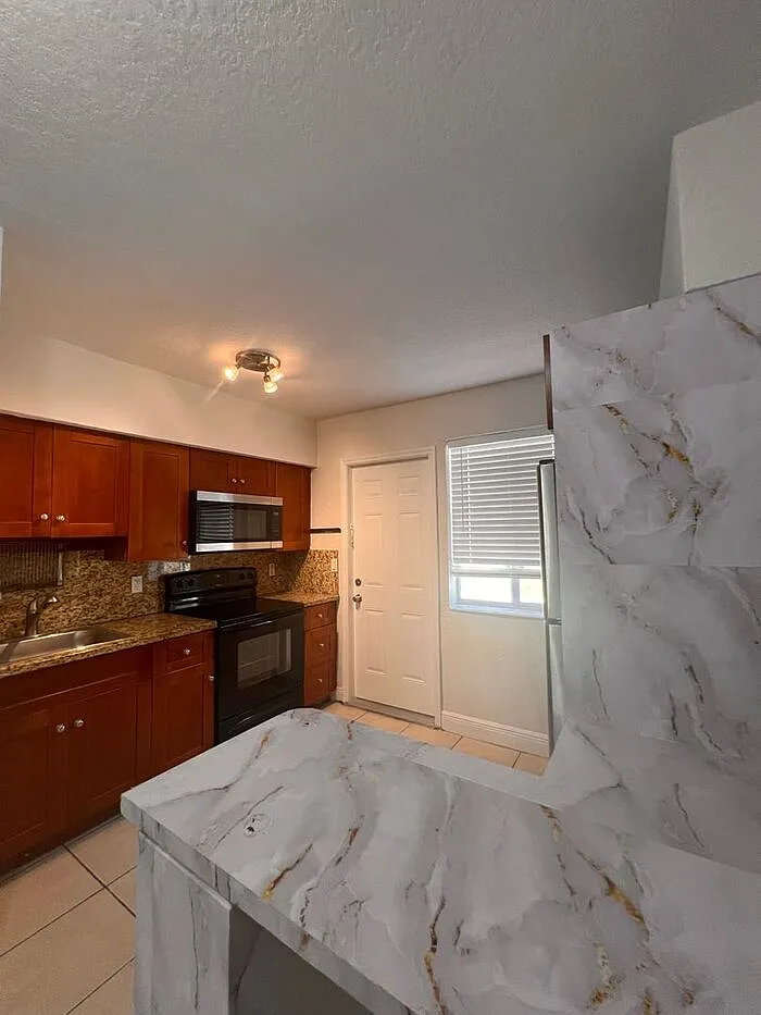 2 bed, 1.0 bath, 660 sqft, $2,398 — Photo 3