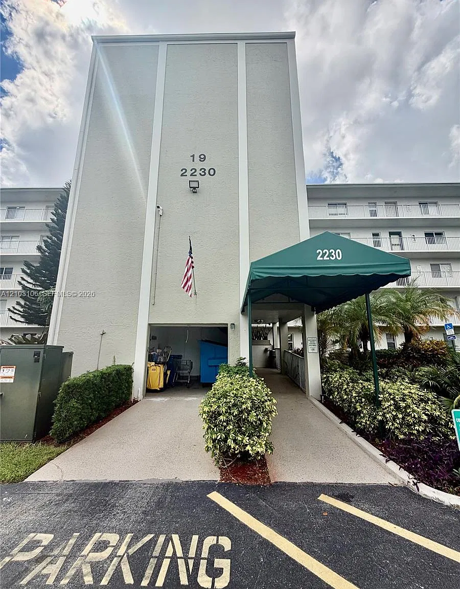 Cypress Bend Condominium — Photo 1