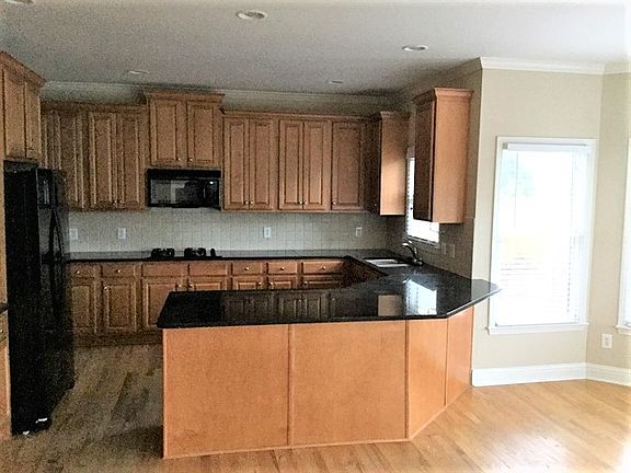 3rd image of 804 Golden Wood Trce
