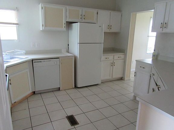 2nd image of 2047 Greenway St