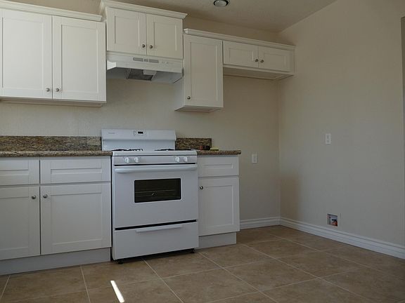 5th image of 13616 S Raymond Ave