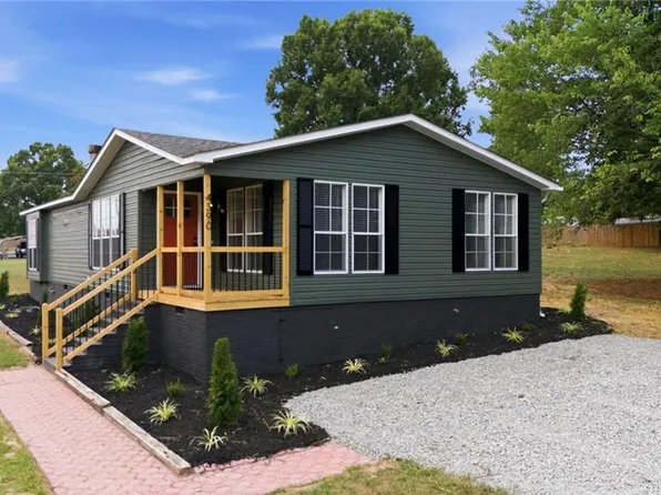4390 Glenford Dr, Winston Salem, NC 27107