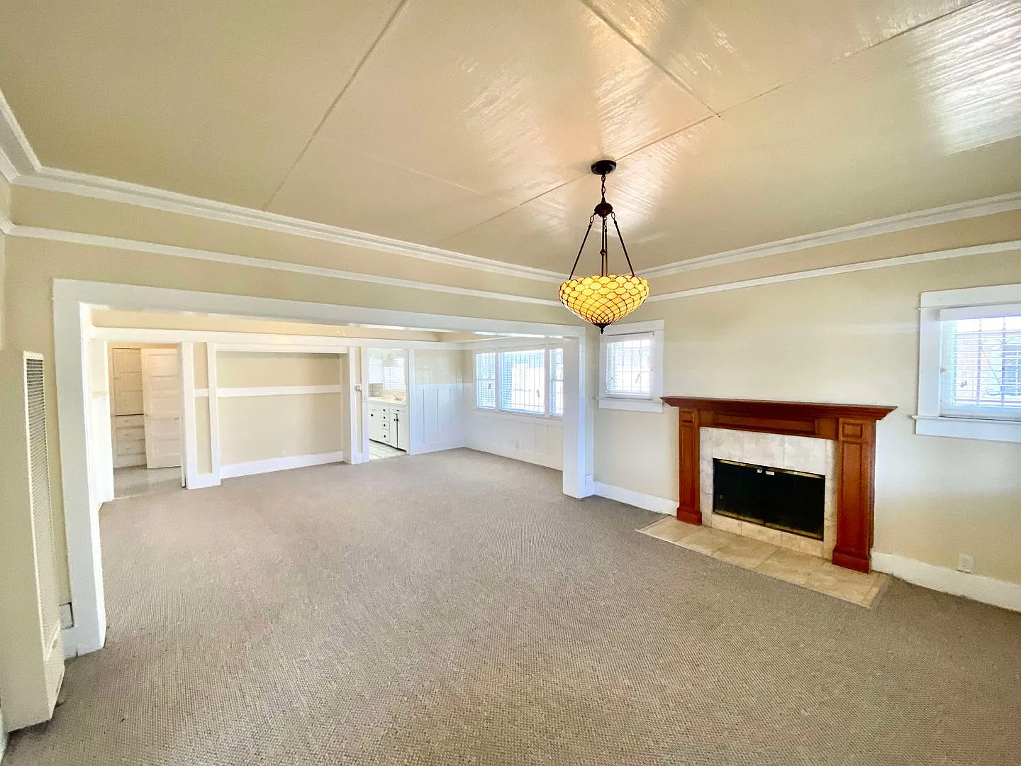 Fantastic Spacious Home 4 bedroom - 2 bath in Vermont Square — Photo 3