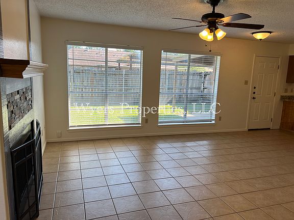 3rd image of 2107A Oak Hollow St