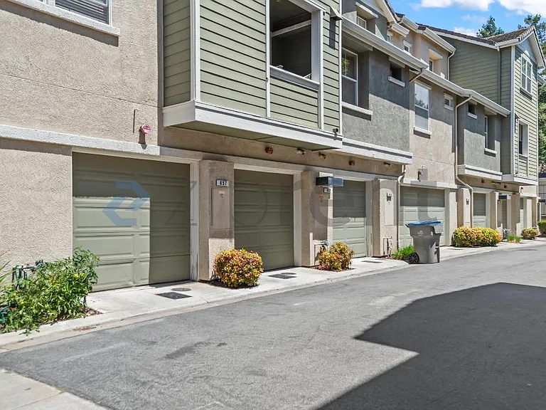 657 N Capitol Ave — Photo 25
