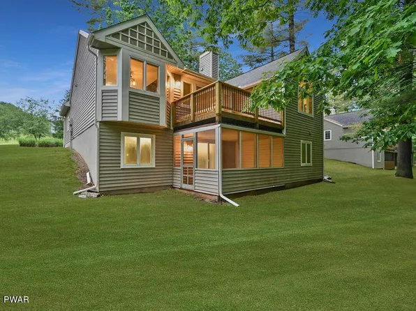 388 Woodloch Dr, Hawley, PA 18428