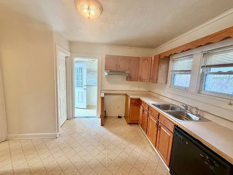 2605 Woodrow Ave — Photo 4
