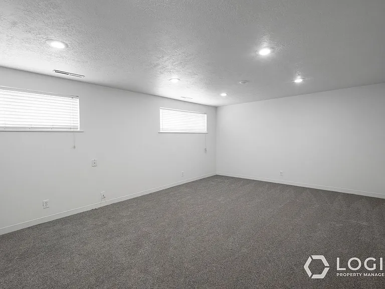 1911 E Cecelia Cir #1911 CECILIA CIRCLE — Photo 18