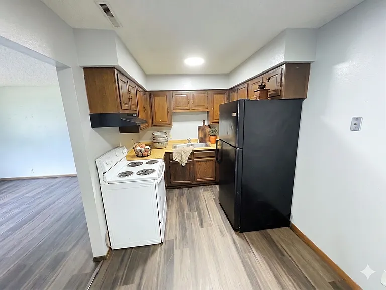 1319 Ravenwood Rd — Photo 2