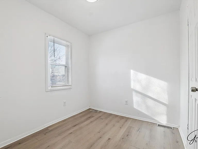 2615 Emmons Ave — Photo 21