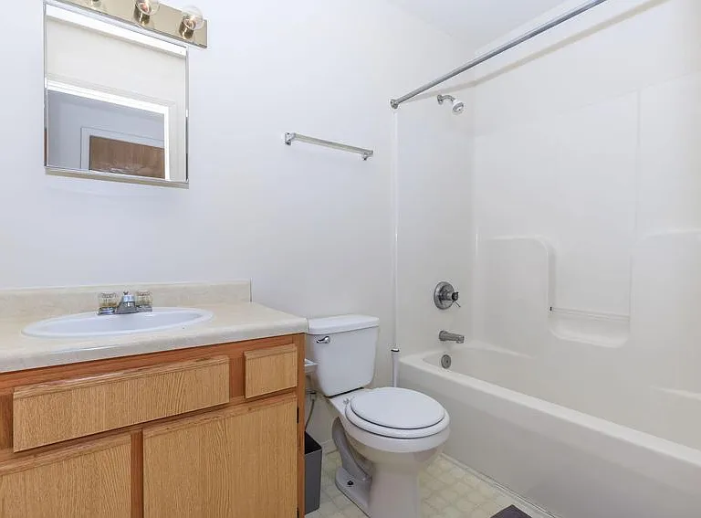Regency Court Apartments — Photo 39