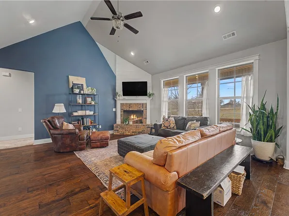 908 E Fallon St, Siloam Springs, AR 72761