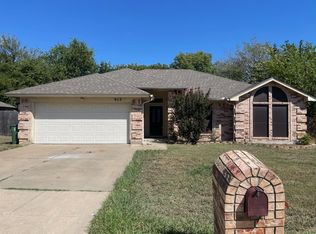 915 Fiero Dr, Arlington, TX 76001