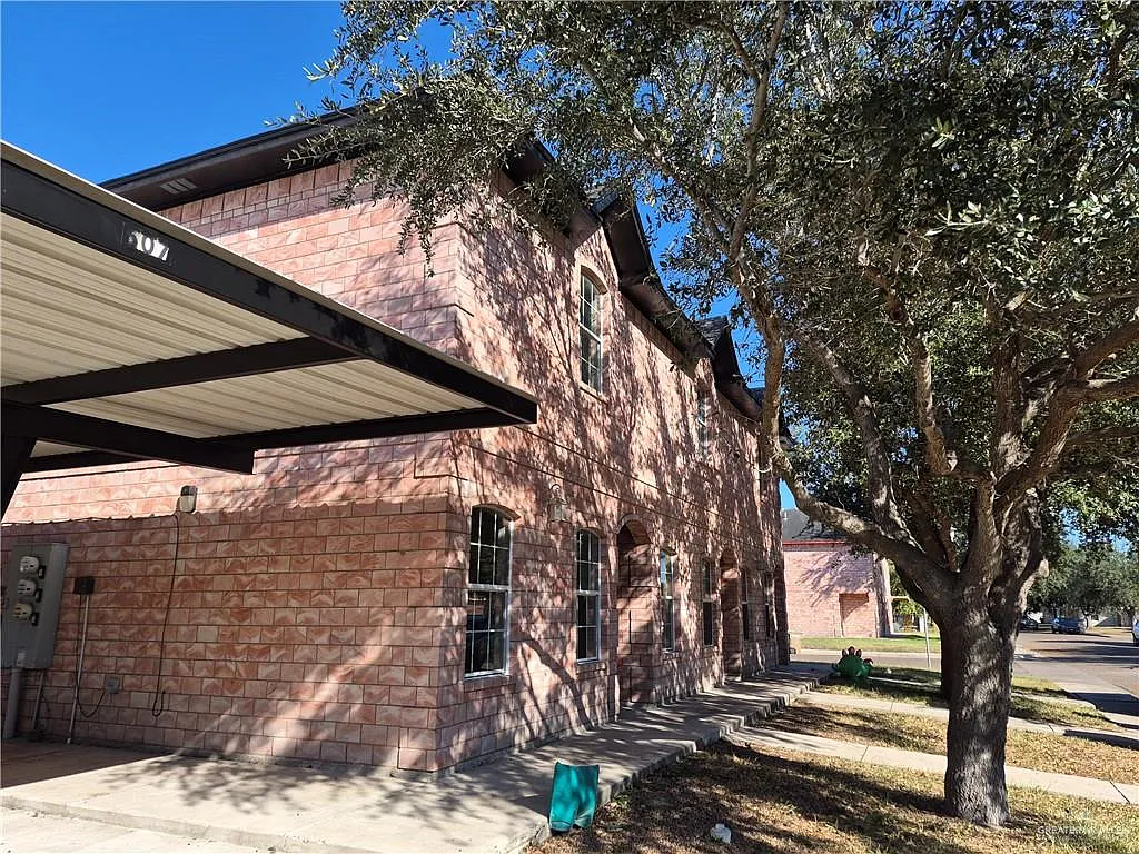 2 bed, 1.5 bath, 1100 sqft, $1,000 — Photo 2