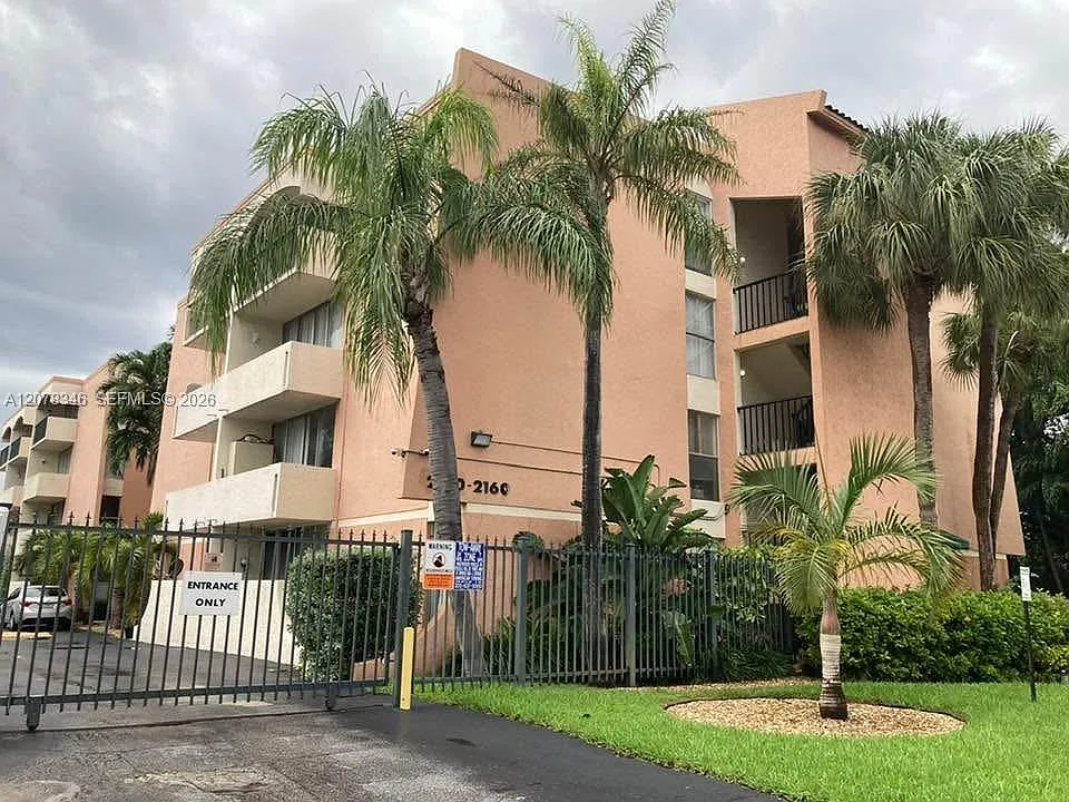 Coral Way Gardens Condo — Photo 2