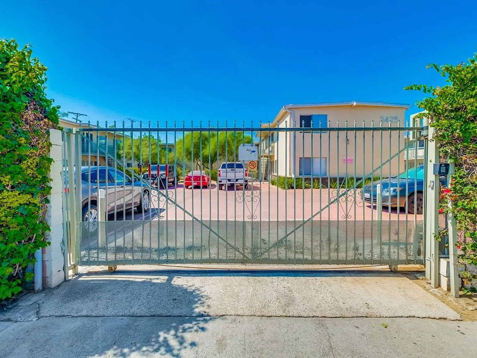 2419-2431 S Ridgeley Dr — Photo 4