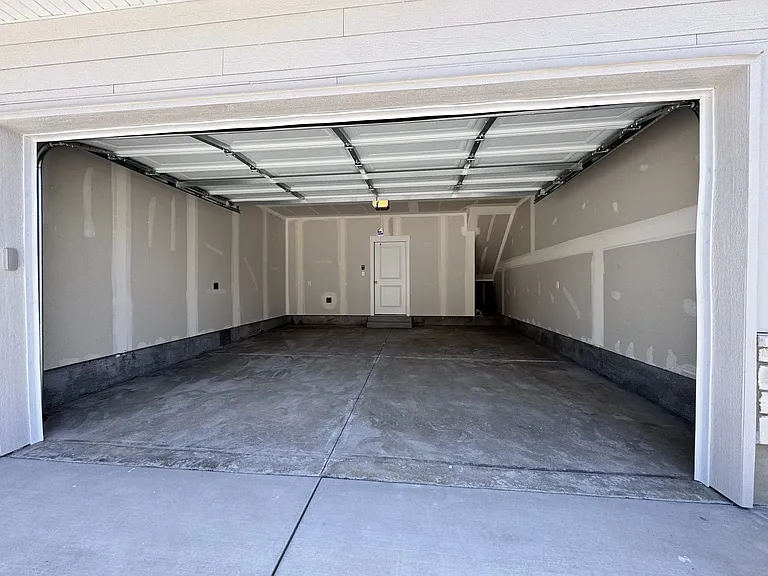 526 S 1215 W — Photo 15