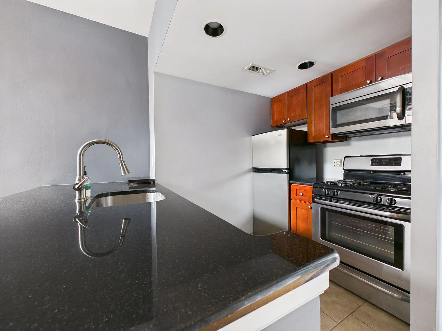 Bright One Bedroom Apartment in Spring Garden + Parking! — Photo 4