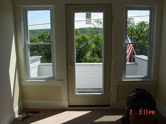large 2nd fl, sun room with Porch overlooking ohio river