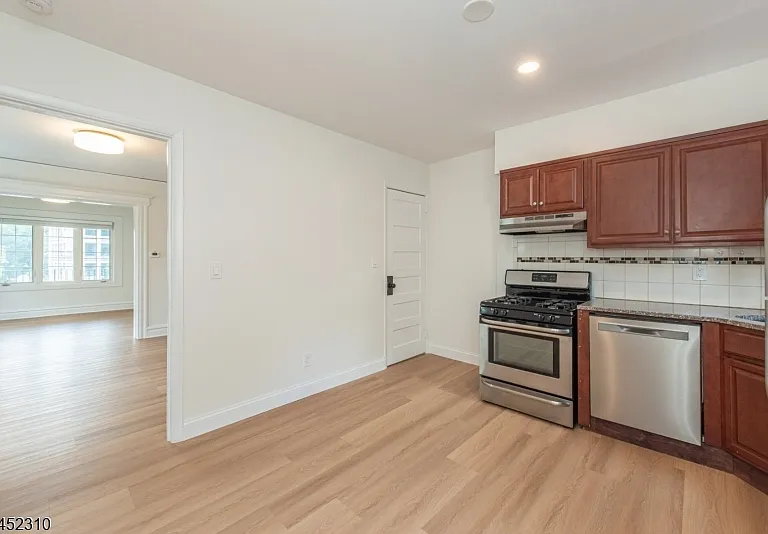 160 Bloomfield Ave #B — Photo 7