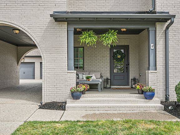 2nd image of 814 Fontwell Ln