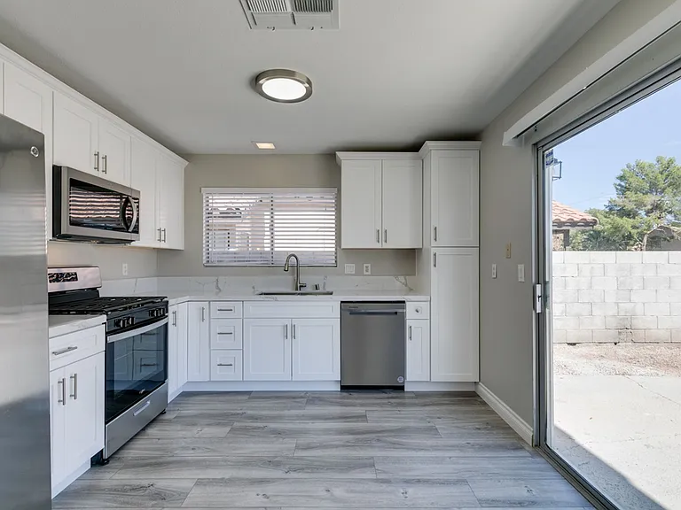 8292 Palmada Dr — Photo 18