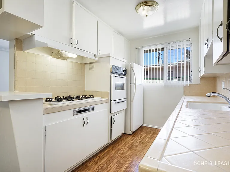 426 S Rexford Dr #10 — Photo 5