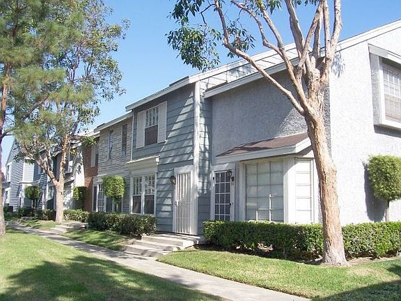 2 story townhouse in lovely setting