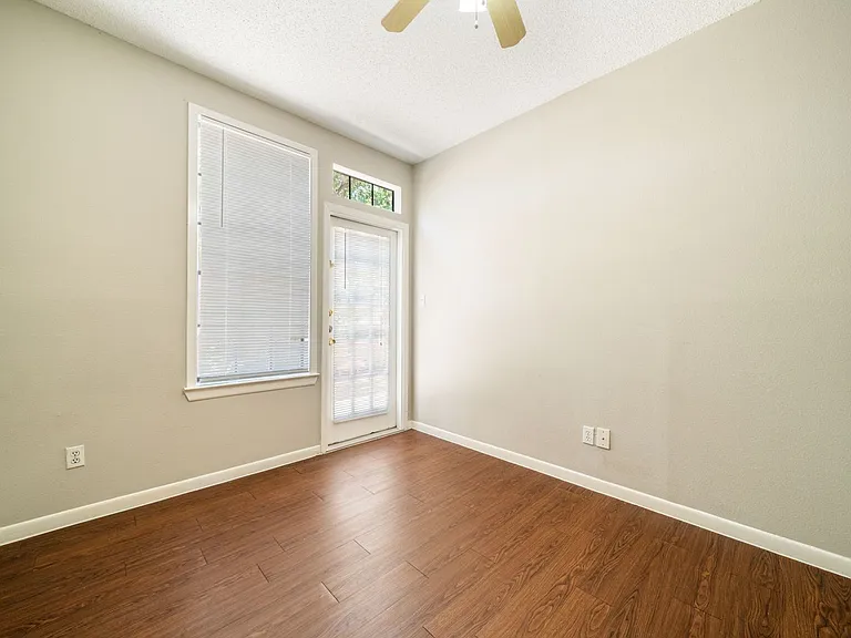 2300 Leon St #101 — Photo 24