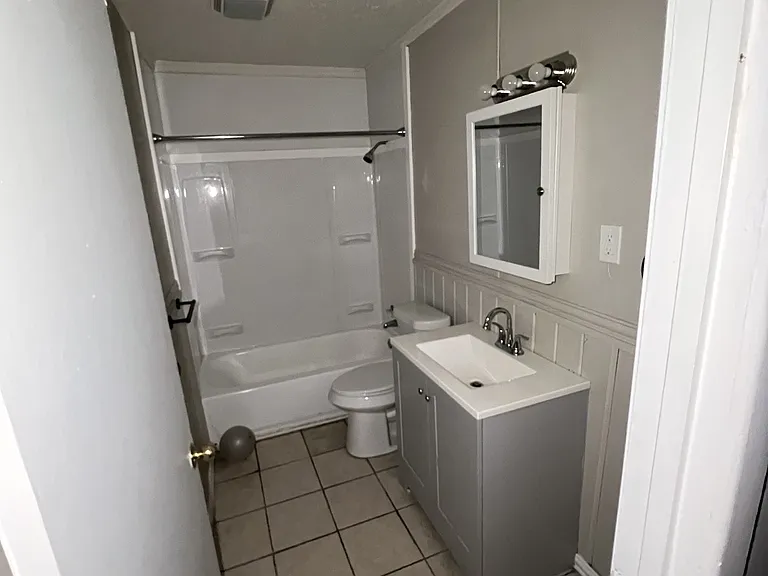 402 Holmes St — Photo 4