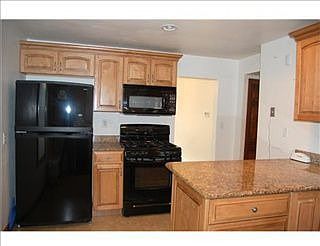 3rd image of 1102 Green St
