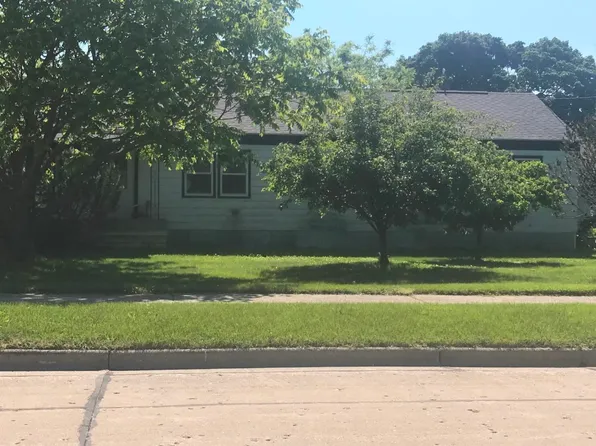 933 S 36th St, Manitowoc, WI 54220