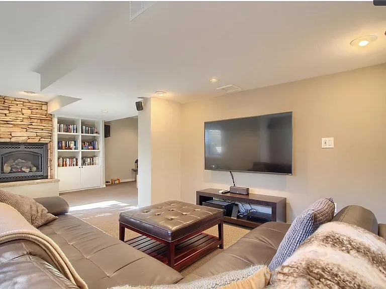 1130 Utica Cir — Photo 20