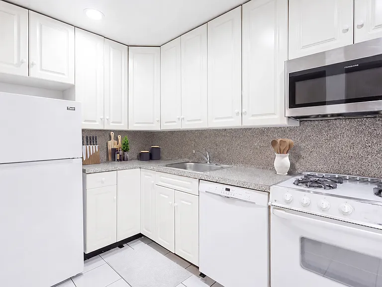 321 E 53rd St #4 — Photo 5
