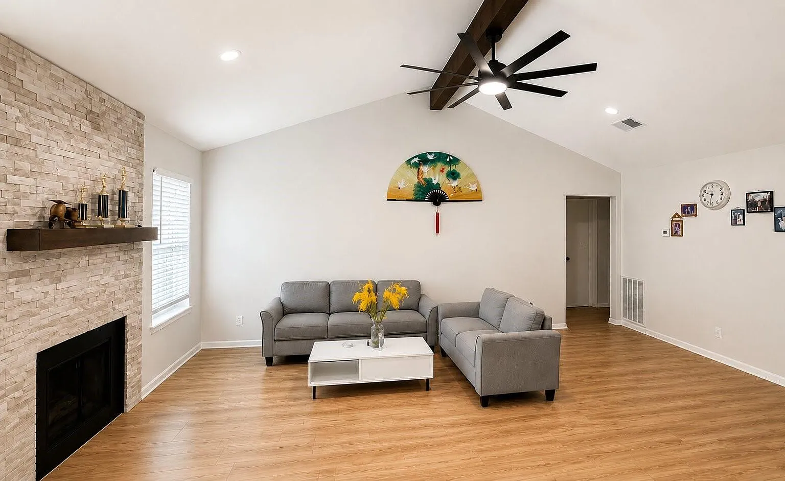 3 bed, 2.0 bath, 1298 sqft, $2,100 — Photo 4
