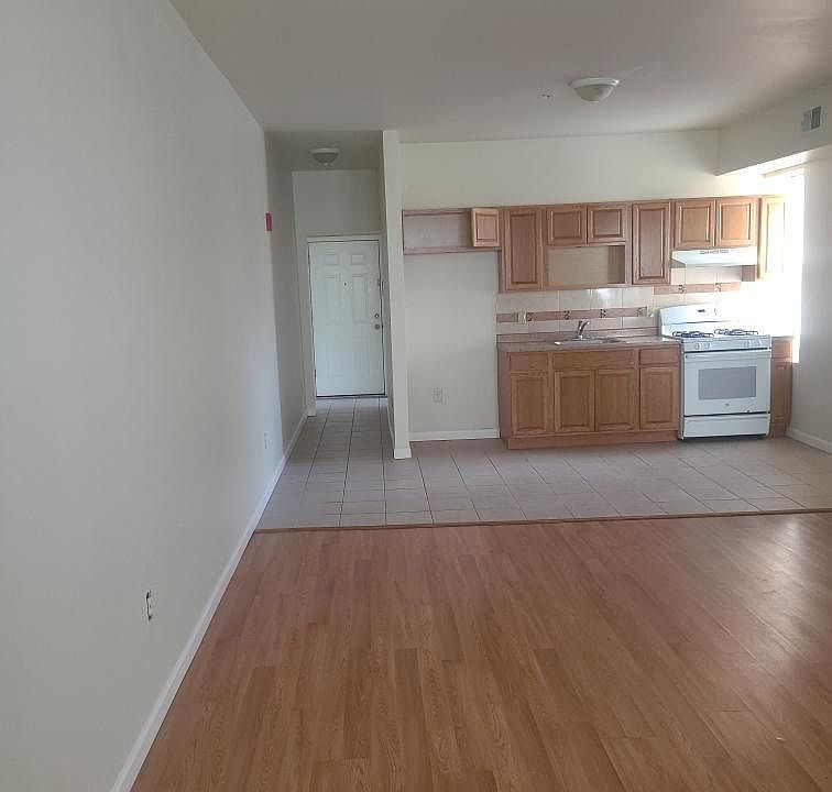 1st image of 186 William St #4