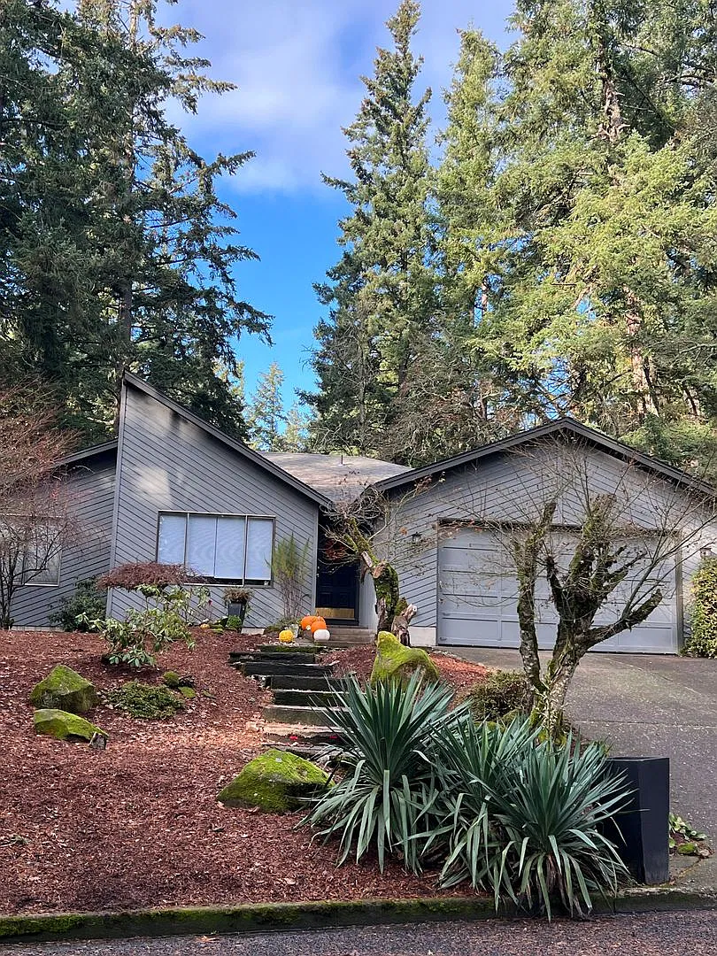 Large one level home with secluded backyard! — Photo 1