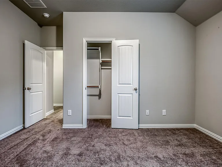 638 Devonshire Ln — Photo 21