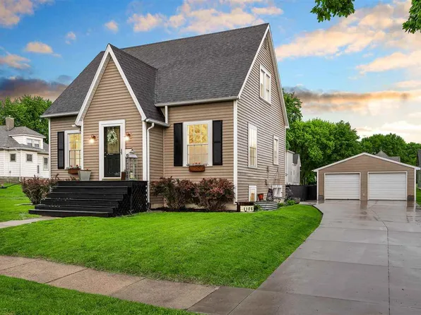 1106 7th St, Grundy Center, IA 50638