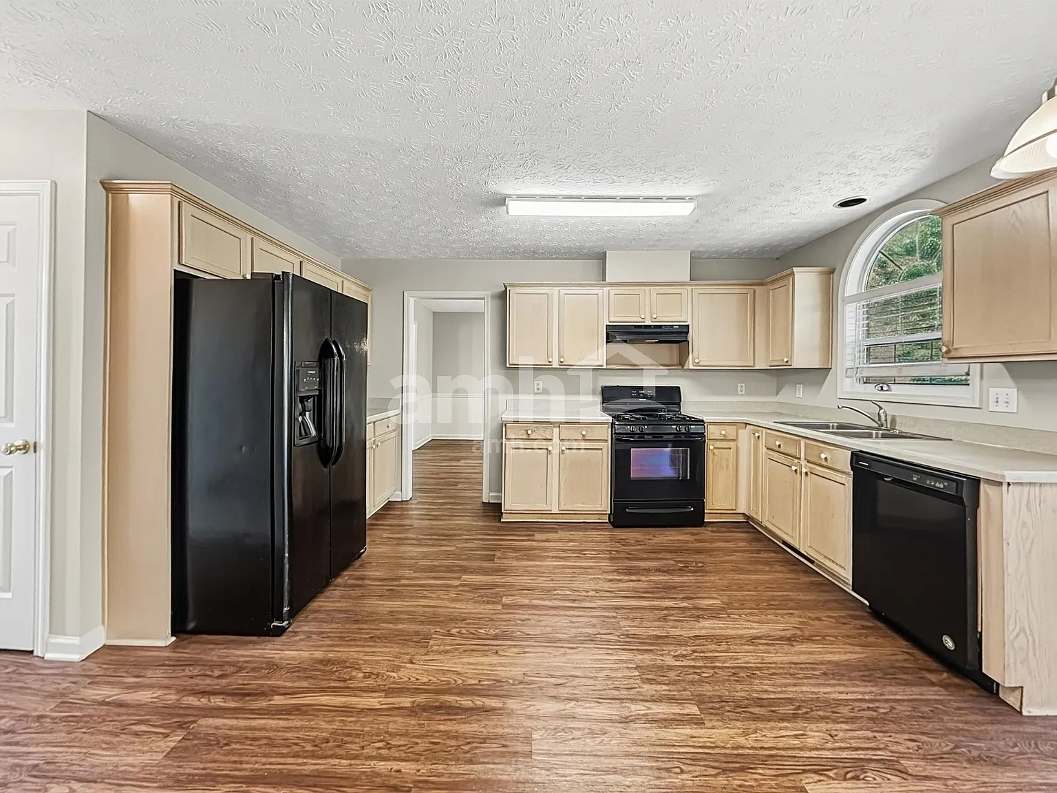 3 bed, 2.5 bath, 2088 sqft, $2,245 — Photo 4