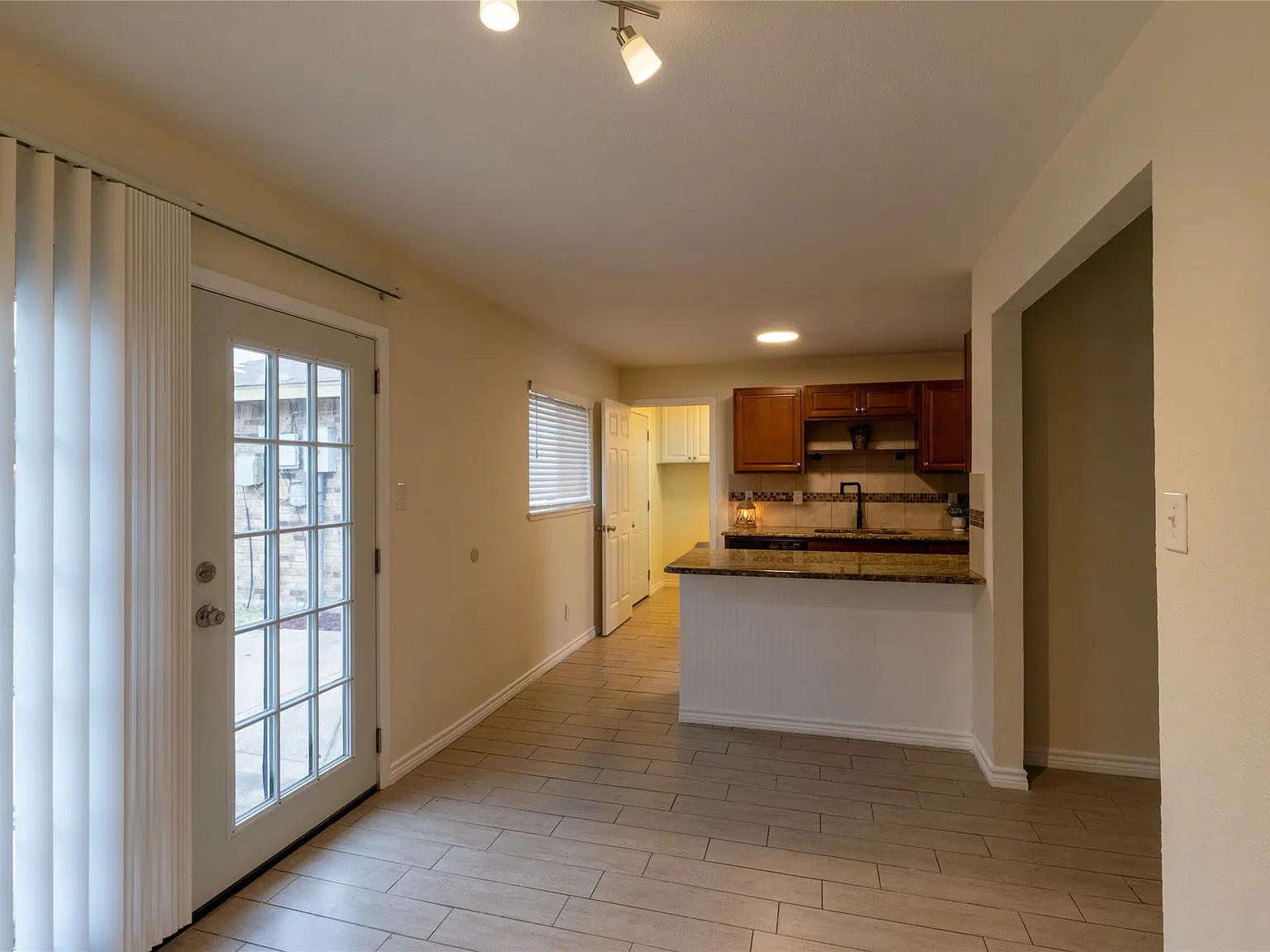 3 bed, 2.0 bath, 1512 sqft, $2,120 — Photo 3