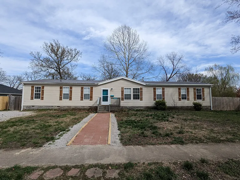 205 S Elm St — Photo 2
