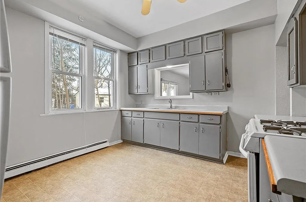 6 bed, 2812 sqft, $3,150 — Photo 4