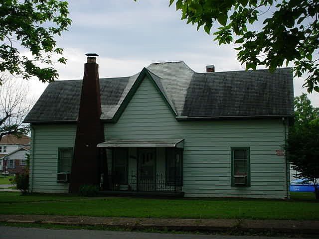 2nd image of 705 W 6th St