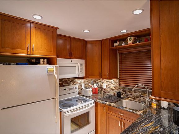 2nd image of 225 Farnham J #225