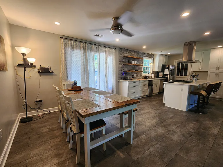 1308 Honeysuckle Ln — Photo 4